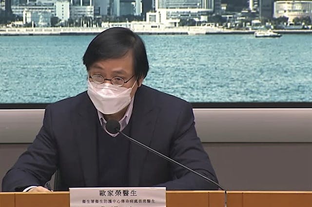 歐家榮表示，當局會建議爆發疫情的企業或機構作徹底消毒甚至停工。（政府新聞處直播截圖）