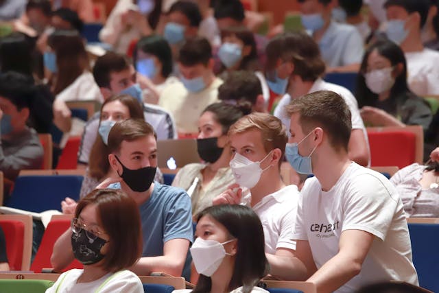 張校長認為，日後香港和大灣區對國際人才的吸引力還是相當大。（香港大學圖片）