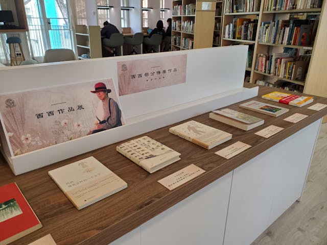 協恩中學圖書館展出西西的作品。