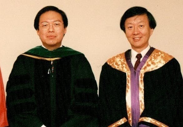 何志平（左）1988年在香港中文大學醫學院眼科（外科）講座教授升座典禮演講。右為後來的諾貝爾獎得主高錕教授。（受訪者提供圖片）