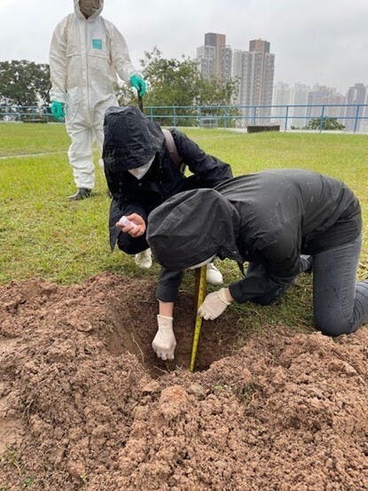 圖四：強颱風尼格後，港大同事於石硤尾二號配水庫上方草地採集深層泥土樣本。