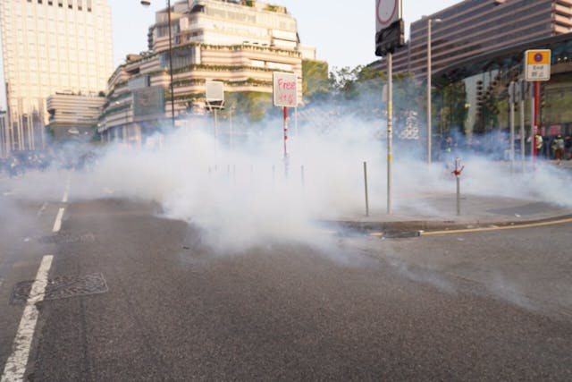 警方在尖沙咀施放催淚彈。