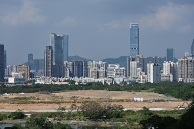 林鄭月娥表示，港深兩地政府合作打造「一河兩岸」的「一區兩園」，以幫助香港融入內地。（亞新社）