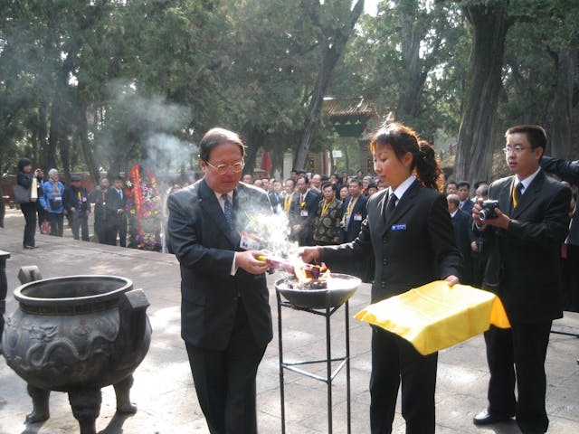 何志平2005年聯同香港同胞們在陝西黃帝陵祭祖。（受訪者提供圖片）