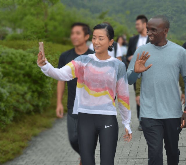 Eliud Kipchoge曾經訪港，娛圈長跑好手徐濠縈與他一同練跑，並向偶像請教長跑心得。