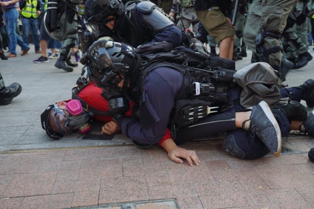 防暴警制服一名男子。