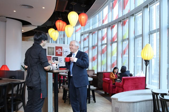 聶雅倫:「我很幸運,能在香港這個大城市工作,又恰逢中國內地改革開放,使會計業蓬勃發展。會計師事務所在中國內地設立辦事處,開始提供內地極需的會計服務。」
