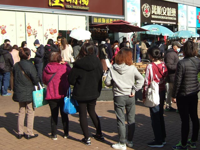 有「良心藥房」賣平價口罩，引來市民「打蛇餅」。（賀名慧攝）