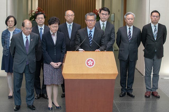 林鄭叫陳茂波用苦瓜乾一樣的臉，慘兮兮地告訴大家，香港經濟已大難臨頭。（亞新社）