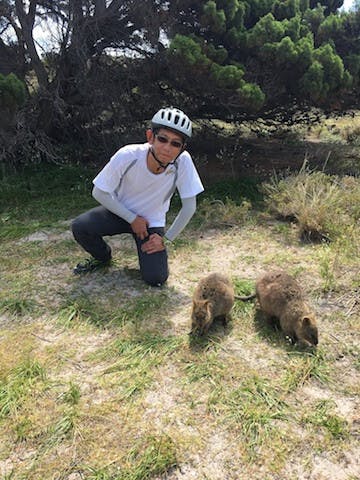 圖三十一：筆者與短尾袋鼠（Quokka）合照。