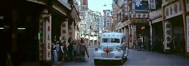 電影中，行駛在中環街道上的1950年代救傷車。（《生死戀》截圖）