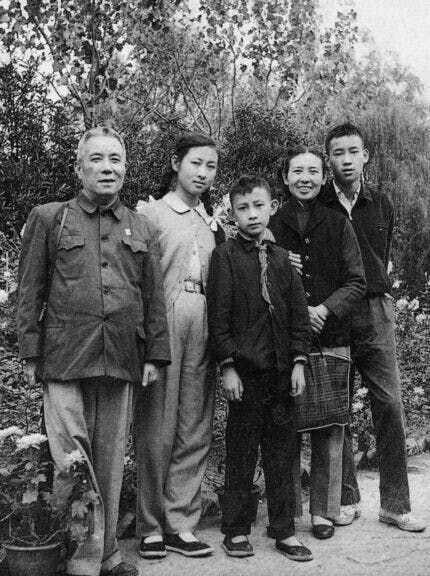 1959年秋，曹聚仁（左）返回內地，與家人合照於上海人民公園，中立者為曹景行。（橙新聞圖片）