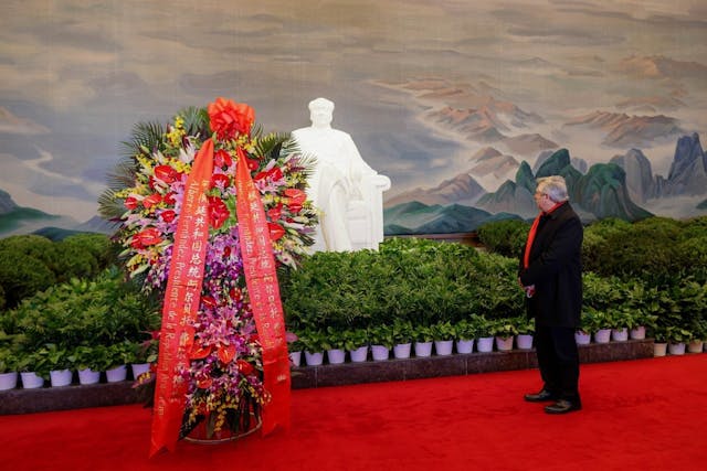 費爾南德斯北京之行，除了參觀中共黨史館外，還參觀了毛主席紀念堂並獻花圈。他說，阿根廷已故總統貝隆是毛澤東的朋友。（環球網圖片）