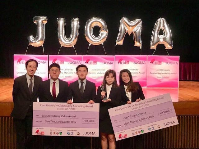 恒管商學院工商管理學士課程同學在JUOMA 201718（Joint University Outstanding Marketing Award）勇奪金獎，以及最佳廣告錄像獎。