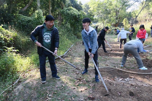 何順文校長身體力行，在「與校長同行」活動中，組織師生到粉嶺鶴藪體驗有機農耕。