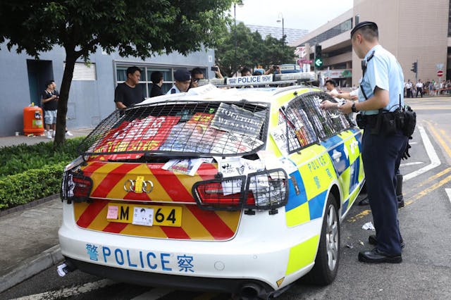 警車被人貼上標語。