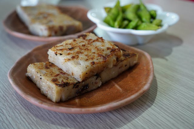 蘿蔔俗稱菜頭，祝願有好彩頭；年糕象徵「年年高升」，是中國人過年必吃的美食。（Wikimedia Commons）