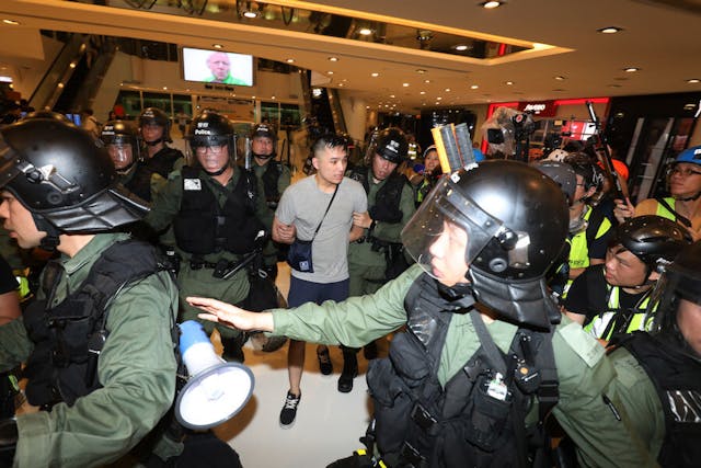 為何警察會進入新城市廣場，在一個只有無辜市民的密閉空間來對付示威者？（亞新社）