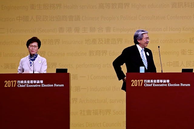 有競爭的選舉，勝出一方必「傷痕纍纍」，削弱了特首在香港人心目中的地位。指定人選可避免建制派內鬥互耗。（亞新社）