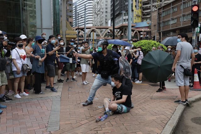 警方在銅鑼灣富豪東方酒店前制服示威者。