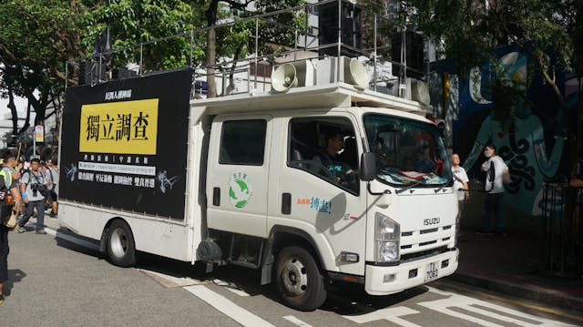 遊行隊伍領頭車，要求成立獨立調查委員會。（灼見名家圖片）