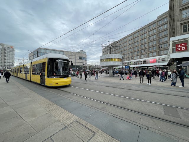 亞歷山大廣場上的有軌電車，隨意地在遊人如鯽、偌大的廣場上穿過。