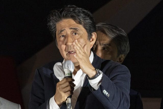 安倍第二次出任首相任內更透過重新釋憲，令日本可以在盟友受到攻擊時採取保護行動。（亞新社）