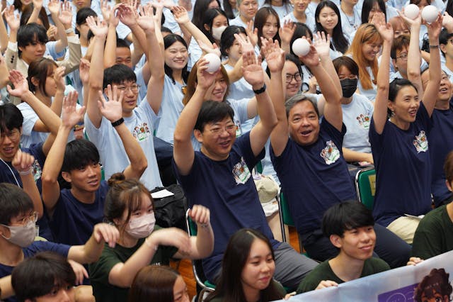 何順文校長於2024年迎新活動上與新生打成一片。（香港恒生大學提供）