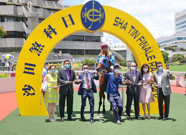 「活力長勝」於2020年7月12日以24倍賠率勝出頭馬。Johnson（左二）與太太Stella（左一）拉頭馬。