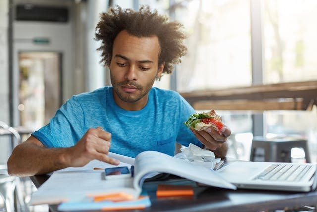 世界一流大學的學生常常一邊進食一邊閱讀。（Shutterstock）