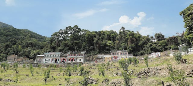 隨自然步道而行，經過山路最後穿過草木扶疏的樹林便見梅子林村。村中最後一戶在1980年代搬走，但他們仍會回來修葺屋子、吃飯和整理田野。