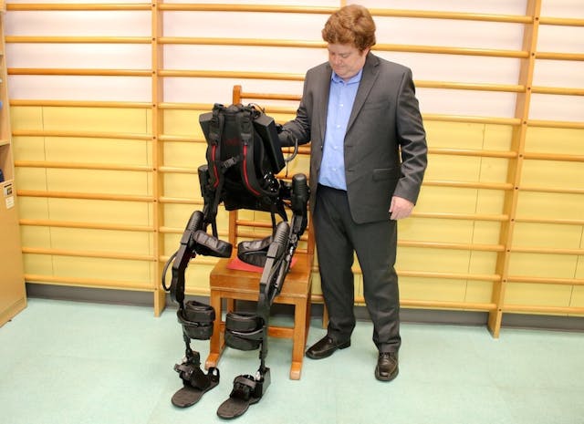 大會人員為我們展示可穿戴式外骨骼機械人裝置（Robotic Exoskeleton）。