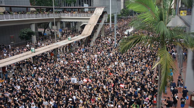 連續兩個星期天以起碼數十萬至百萬計市民蜂擁上街遊行抗議。（灼見名家圖片）