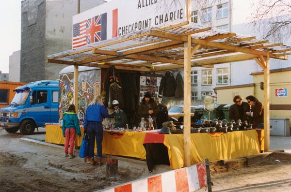 九十年代柏林的冬天，查理檢查哨（Checkpoint Charlie）。商人把鑿下的圍牆碎屑，作紀念品發售。（網上圖片）