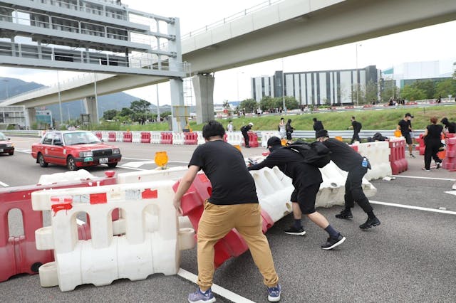 示威者用水馬堵塞道路。