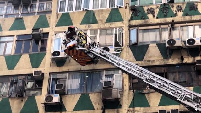 消防升起雲梯救出被困的住客。（視頻截圖）