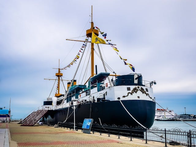 碇泊在威海衛的1:1複製北洋水師「定遠」艦。（Shutterstock）