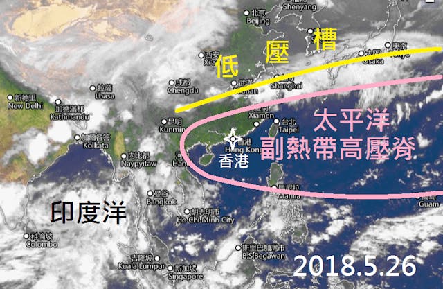 2018年5月26日衛星雲圖和天氣形勢：高壓脊範圍內整體天晴，在其東北側的低壓槽有雨，但是久缺來自印度洋和南海的水氣，雨下得不大。（香港天文台）