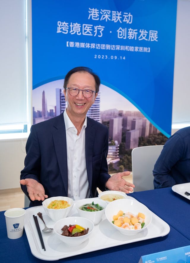 梁錦松和記者一起吃月子餐，吃得津津有味，因為所有靚餸都是與米芝蓮星廚合作炮製，吸睛又富營養。（和睦家圖片）