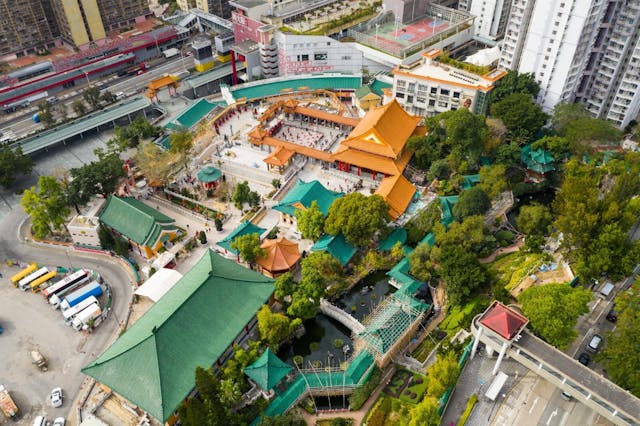 黃大仙祠坐落在九龍半島的中央，原來背山面海，風水絕佳。（Shutterstock）