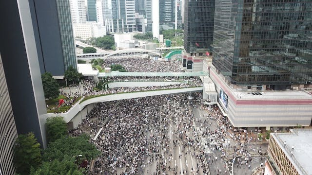 示威者佔領夏慤道。