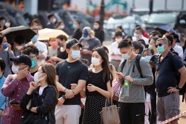 每日新增本地確診個案，若加上沒有呈報的過案，實際感染人數已經過萬。（Shutterstock）