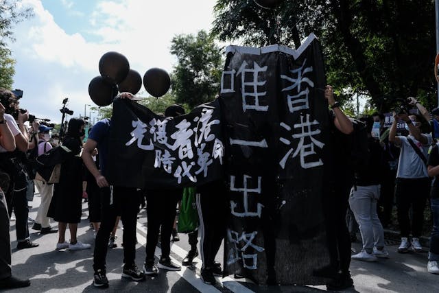 部分人士展示港獨橫額及旗幟、高叫港獨口號以及顛覆國家政權口號，大學已經報警，並將相關遊行及集會情況即時通報警方。（亞新社）