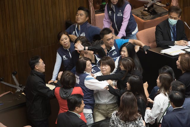 5月17日，國民黨和民進黨立委互相推擠。（Shutterstock）