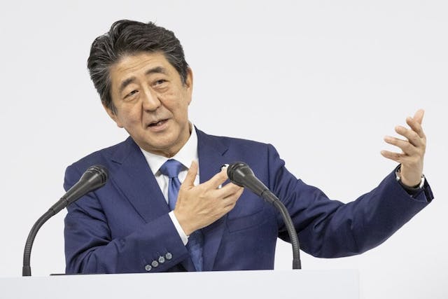 安倍晉三是日本執政最長的首相，但冠病疫情使得他面臨執政以來最嚴峻的挑戰。（亞新社）