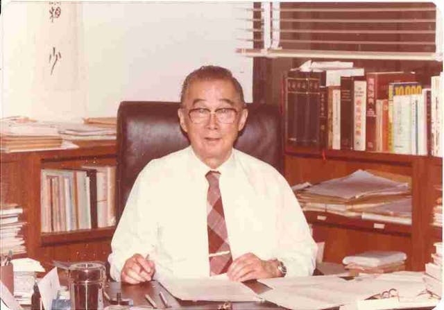 鄭德坤在香港中文大學中國文化研究所所長室（1983）