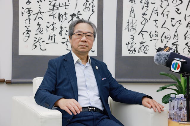 醫學院院長鄭仲煊教授表示，「學生的專業訓練使他們在考牌及實習方面不會遇到問題。」