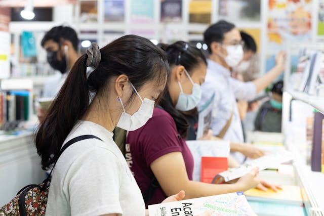 職場環境強調學歷的重要，應試教育只是學子追求機會平等的後盾。（Shutterstock）