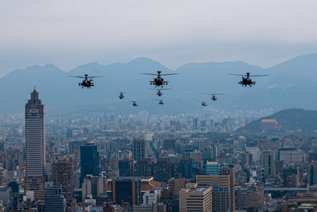 包圍台海的演習，可完全把台灣的海空封鎖掉。圖示台灣軍方直升機在島內的演示。（亞新社）