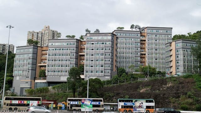 恒大賽馬會住宿書院由三幢不同高度的建築群組成，其設計融合綠色元素，屬全港首間榮獲香港綠色建築議會頒發「綠建環評新建建築最終鉑金級」認證的大學住宿大樓。